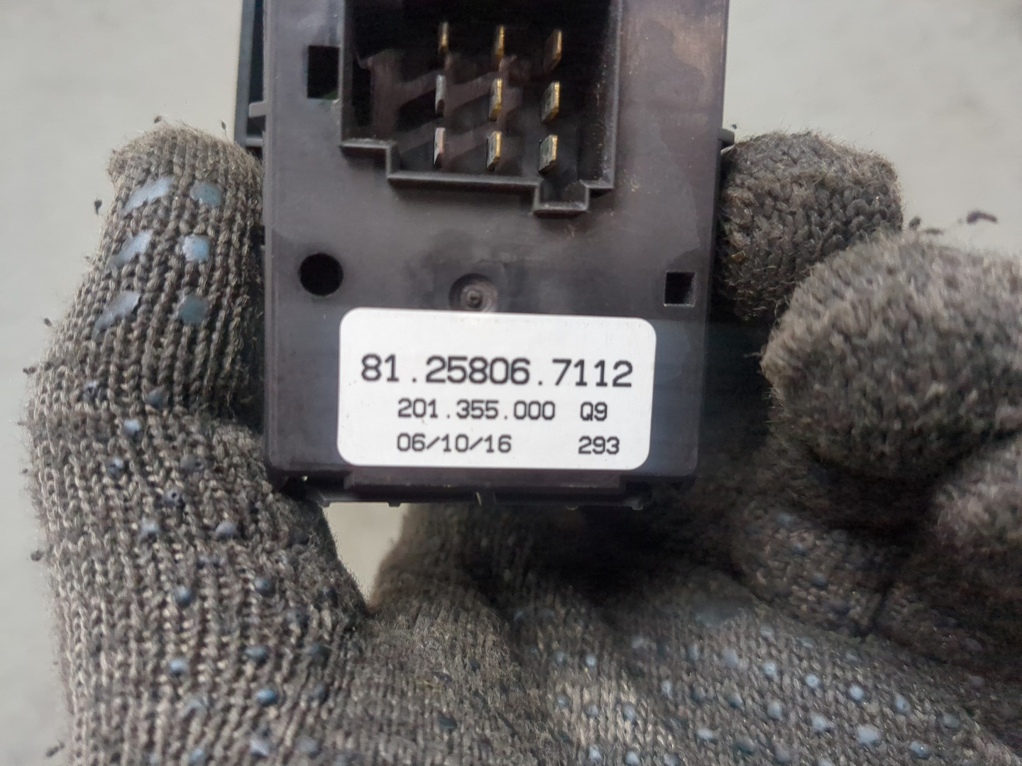 Кнопка стеклоподъемника