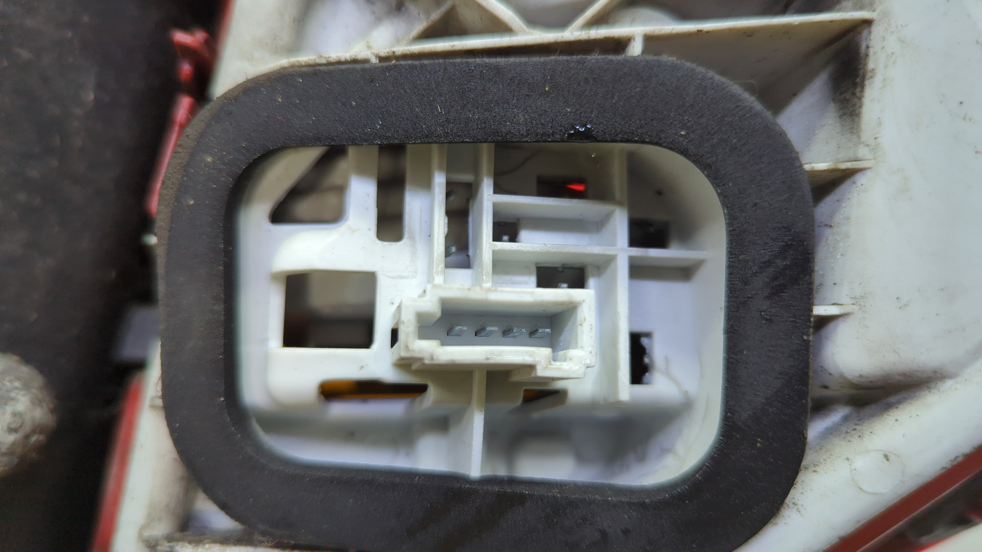 Фонарь задний левый