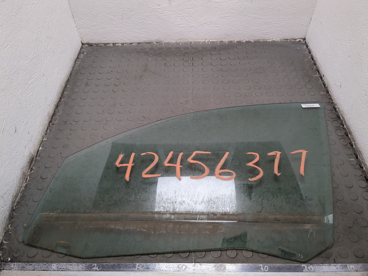 Стекло двери передней левой