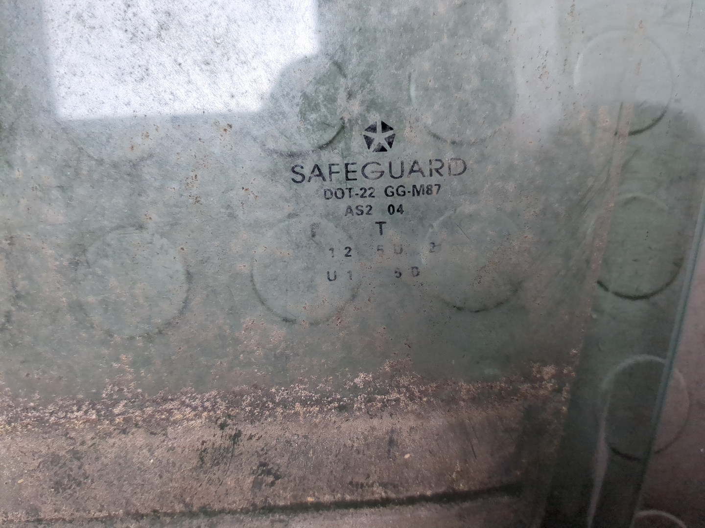 Стекло двери передней левой