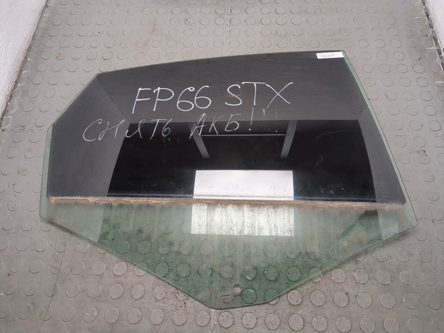 Стекло двери задней правой