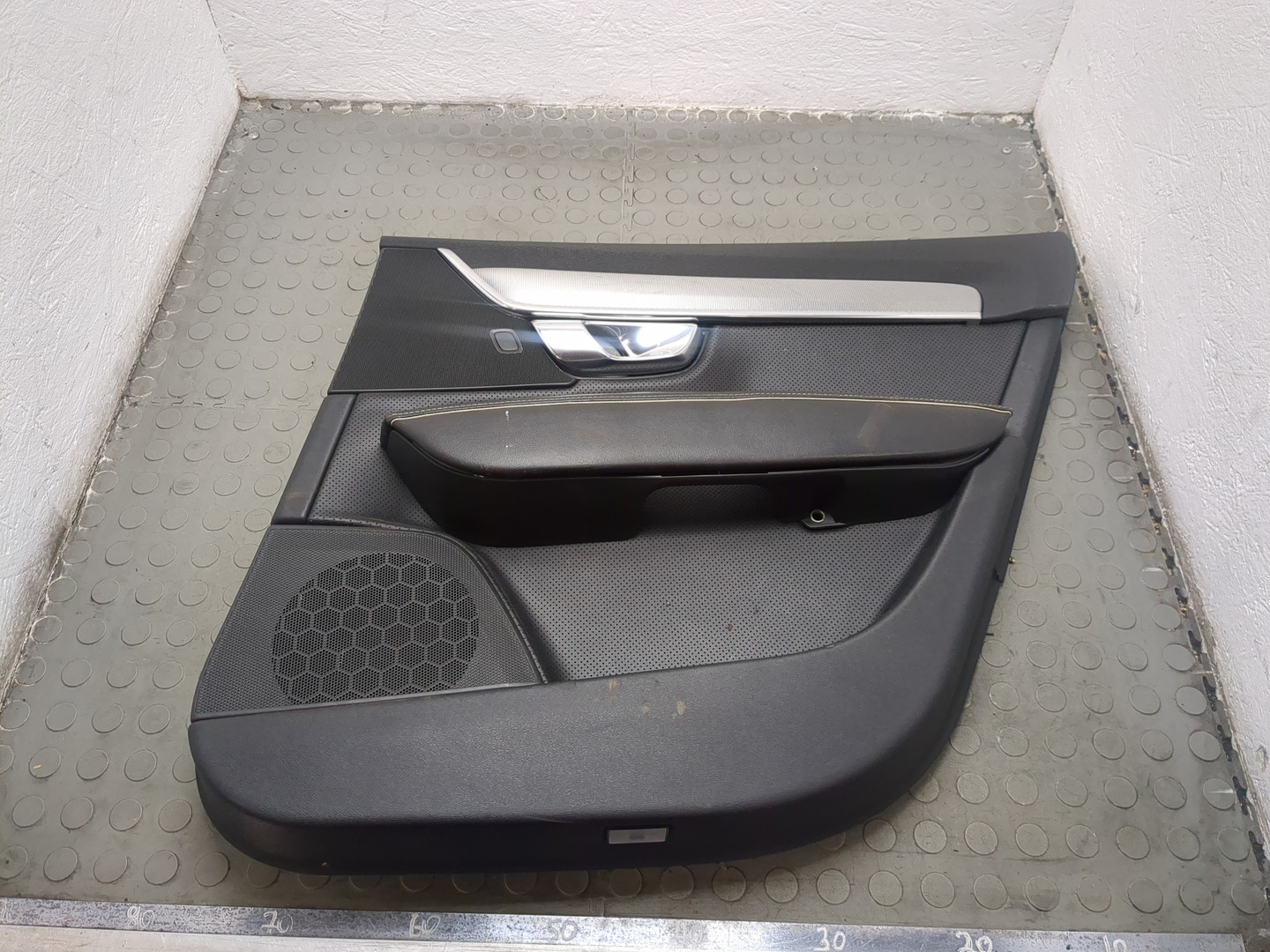 Обшивка двери задней правой