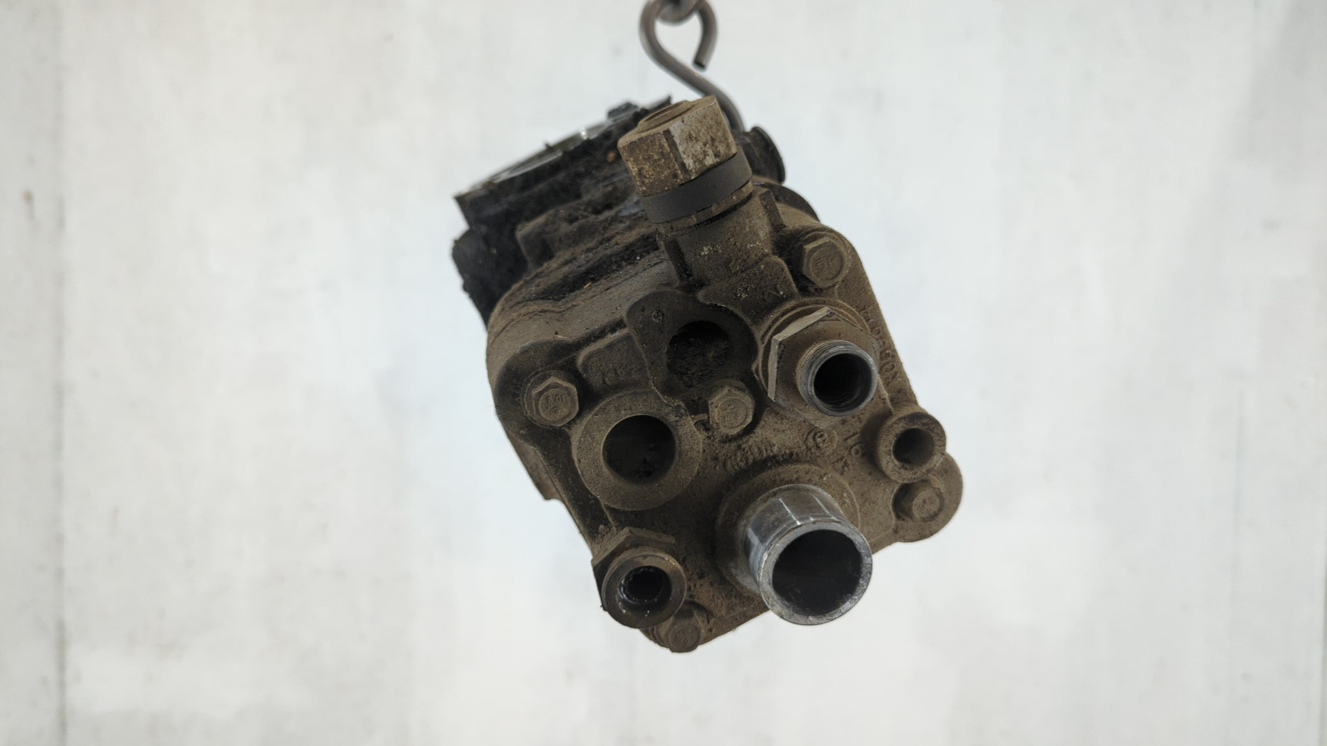 Насос регулировки подвески