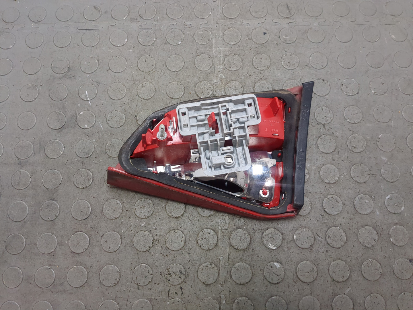 Фонарь задний внутренний левый