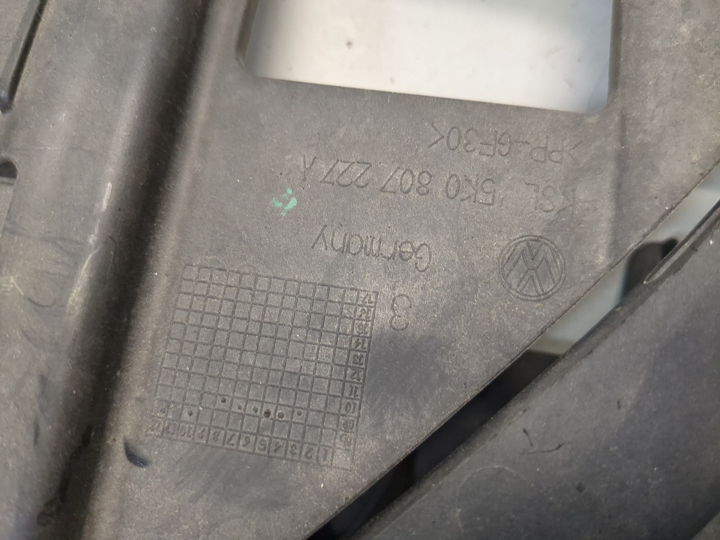 Кронштейн фар левый