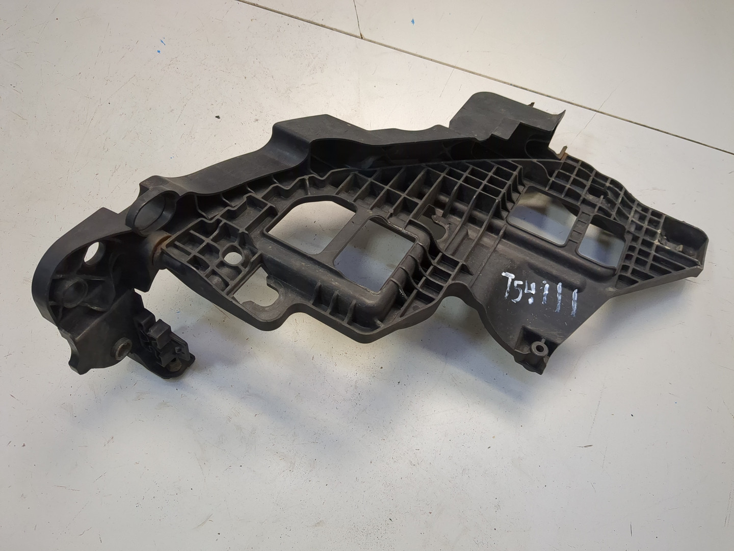 Кронштейн фар левый