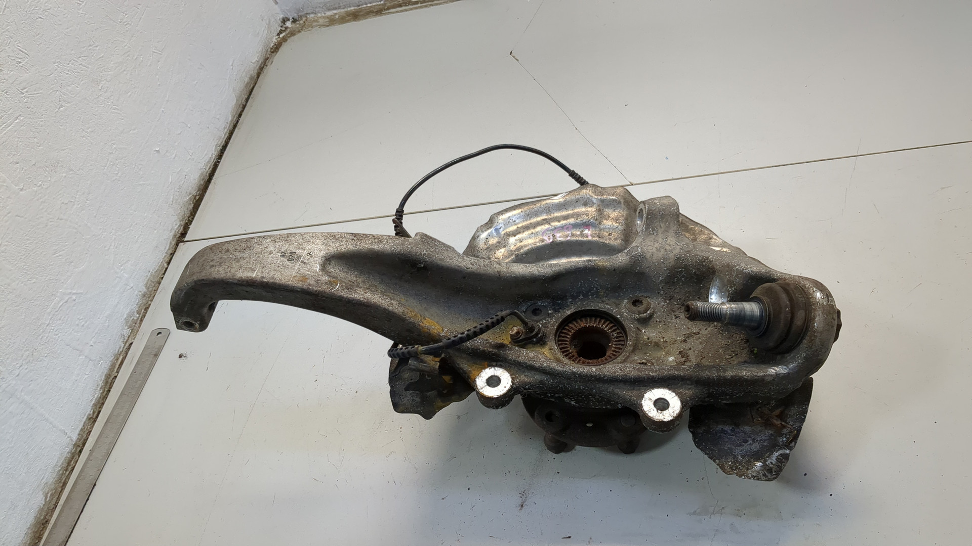 Кулак поворотный передний левый