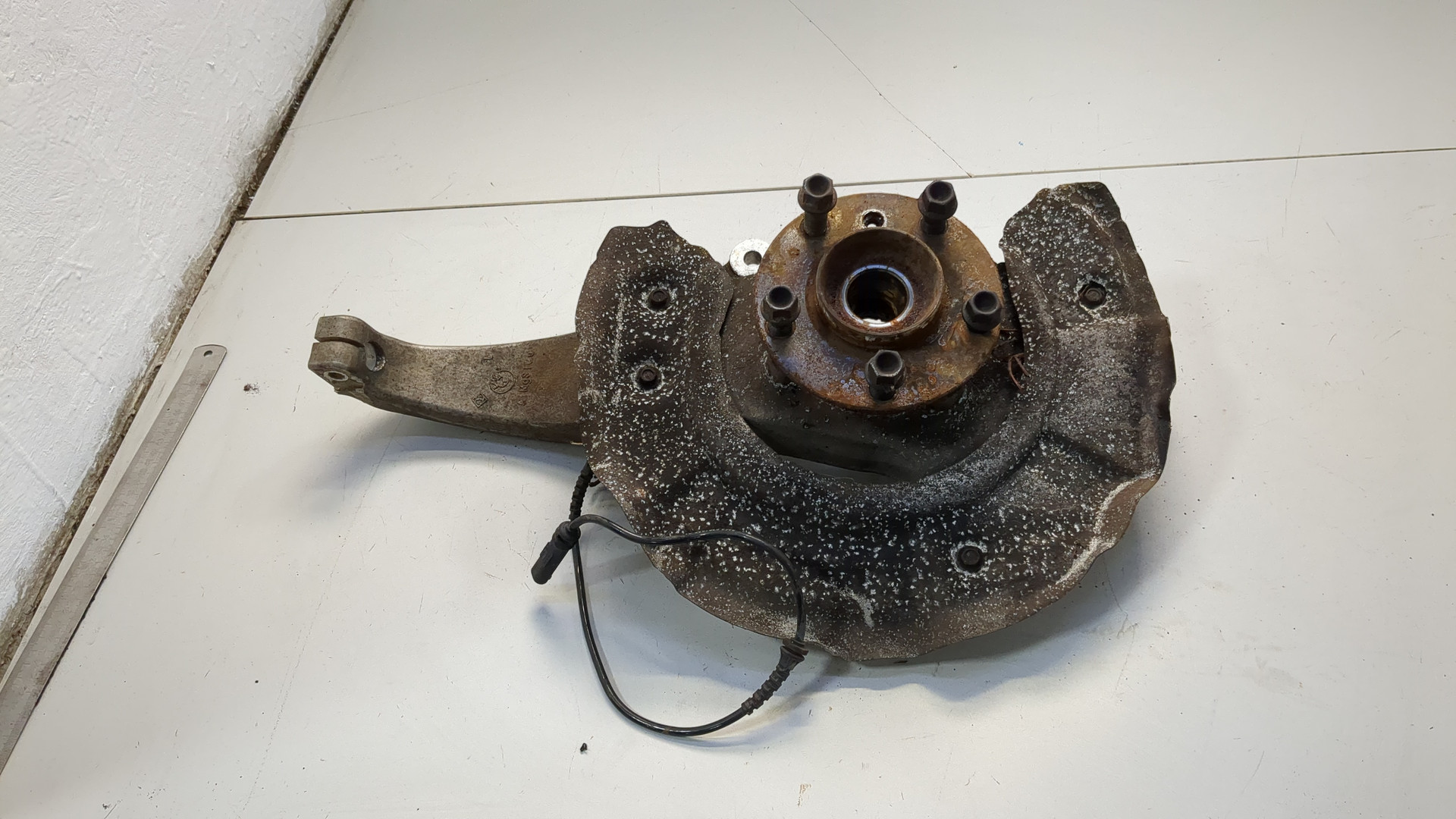 Кулак поворотный передний левый