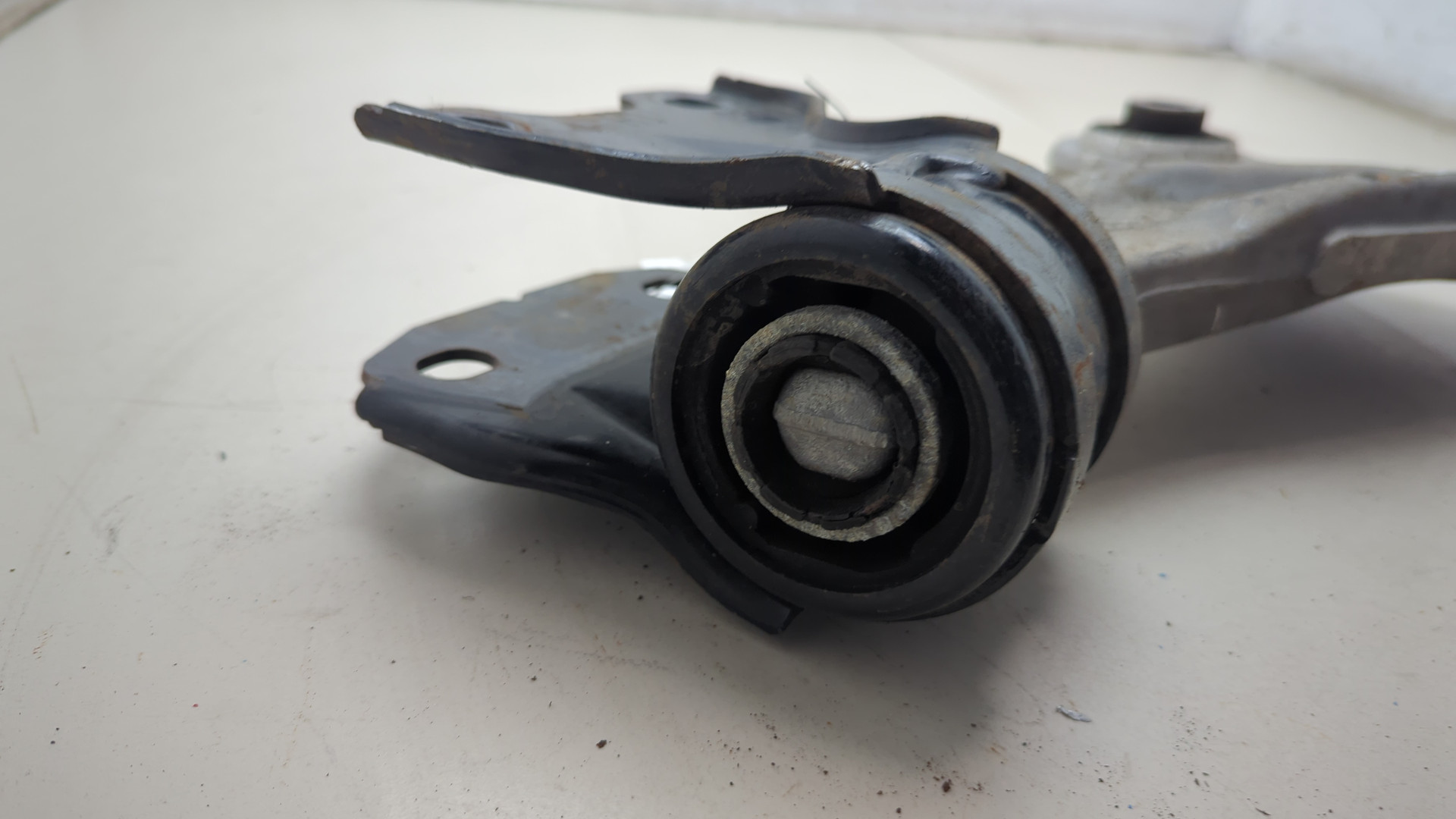 Рычаг передний левый