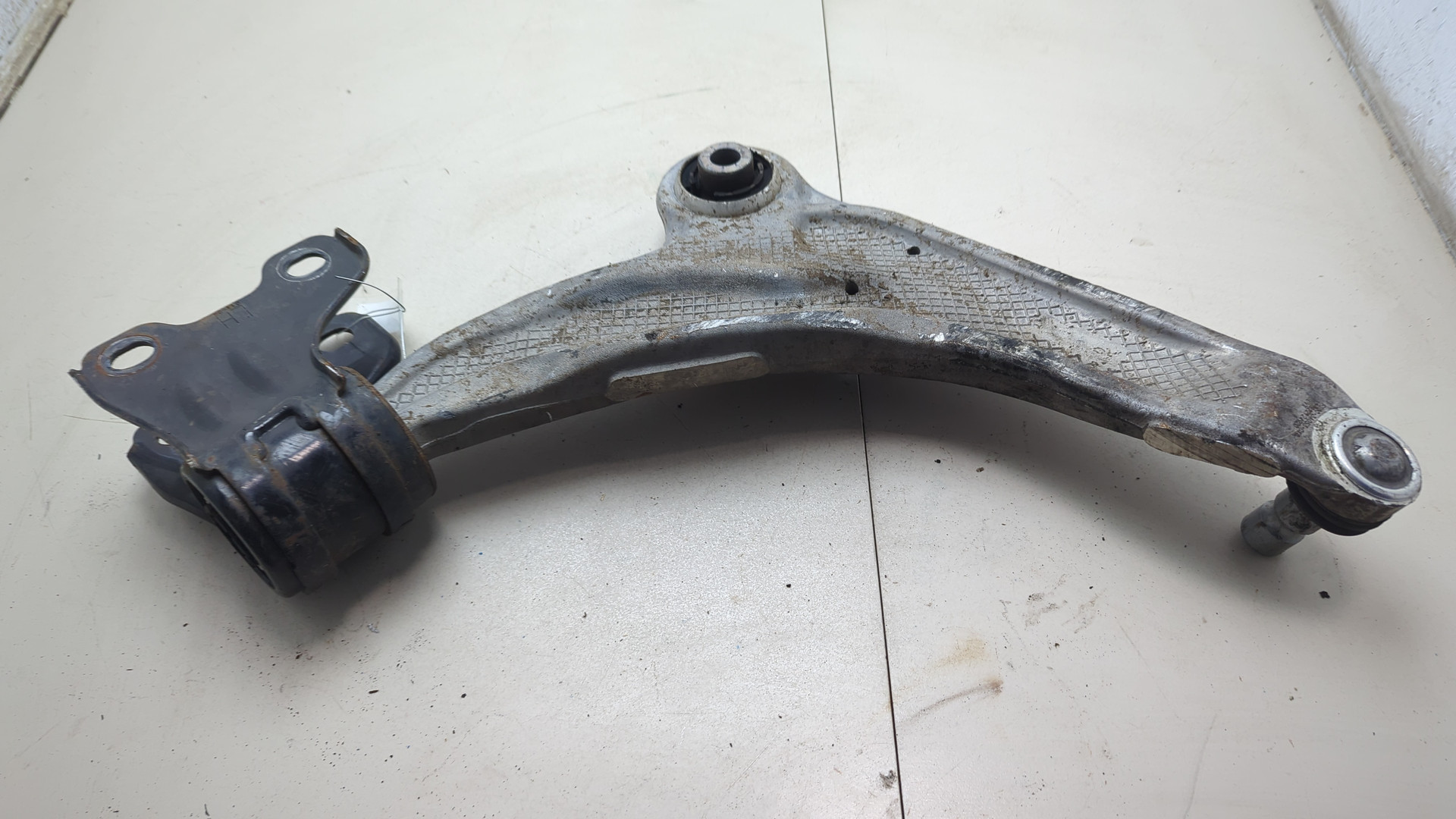 Рычаг передний левый