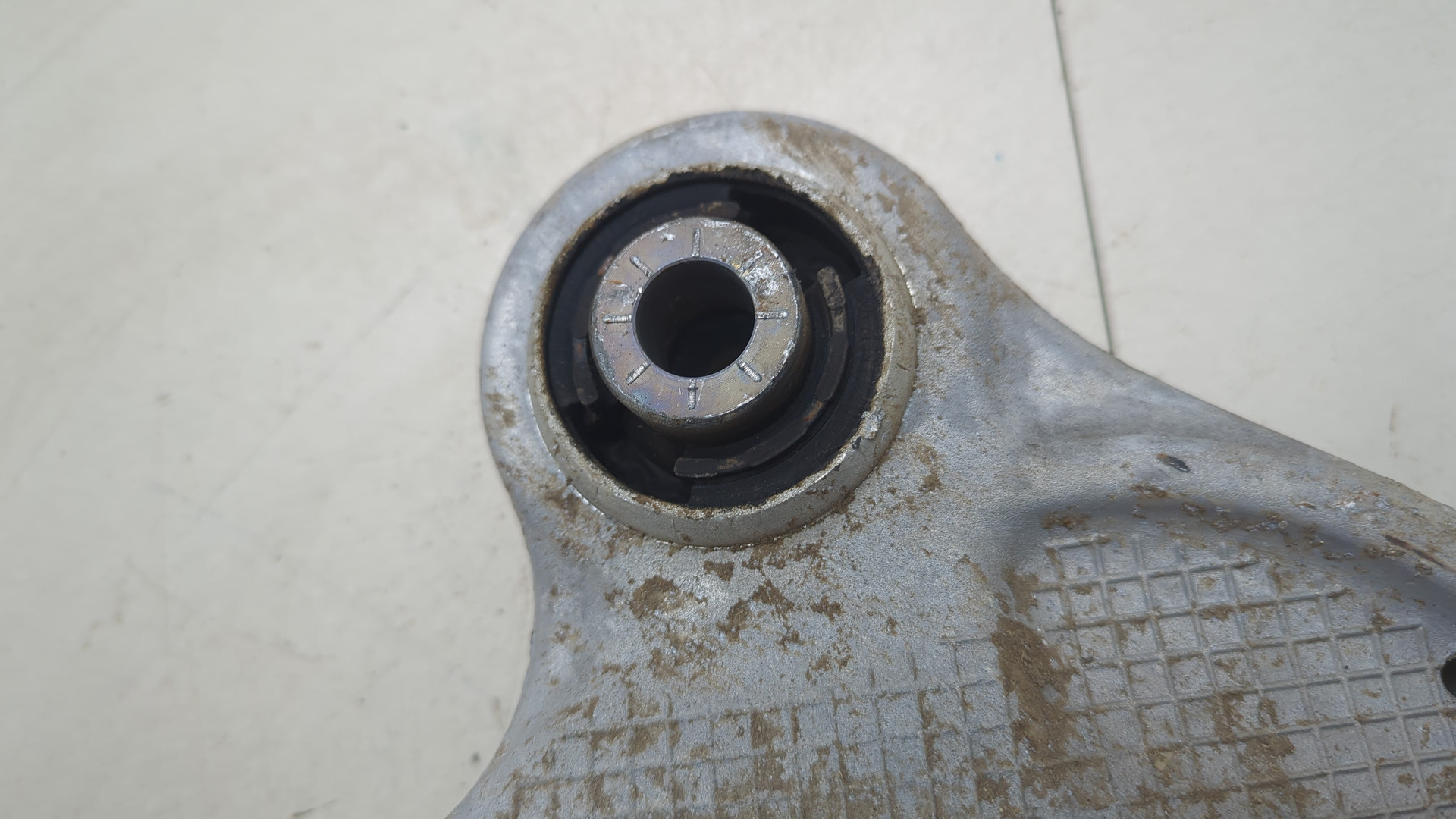 Рычаг передний левый