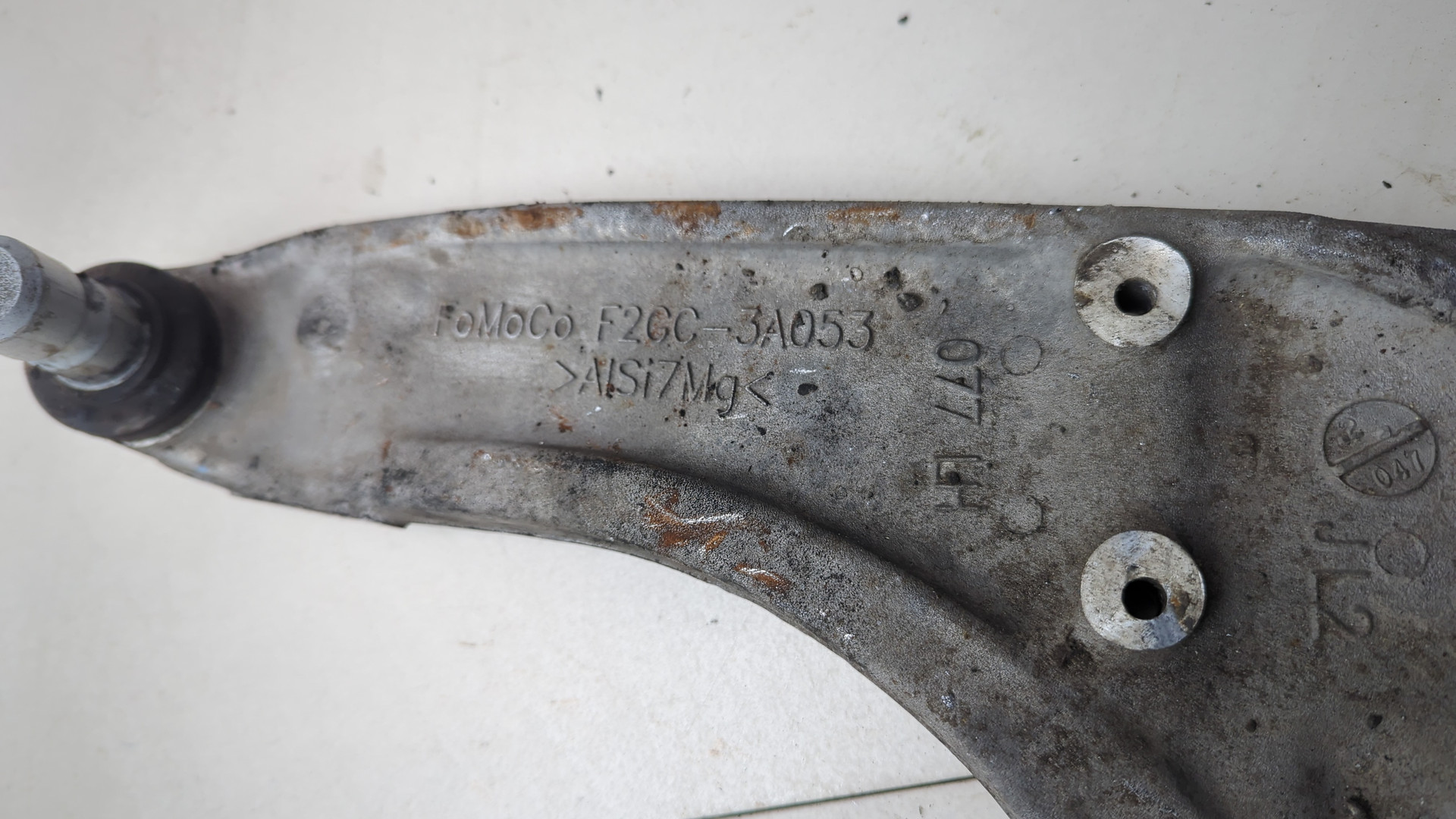 Рычаг передний левый