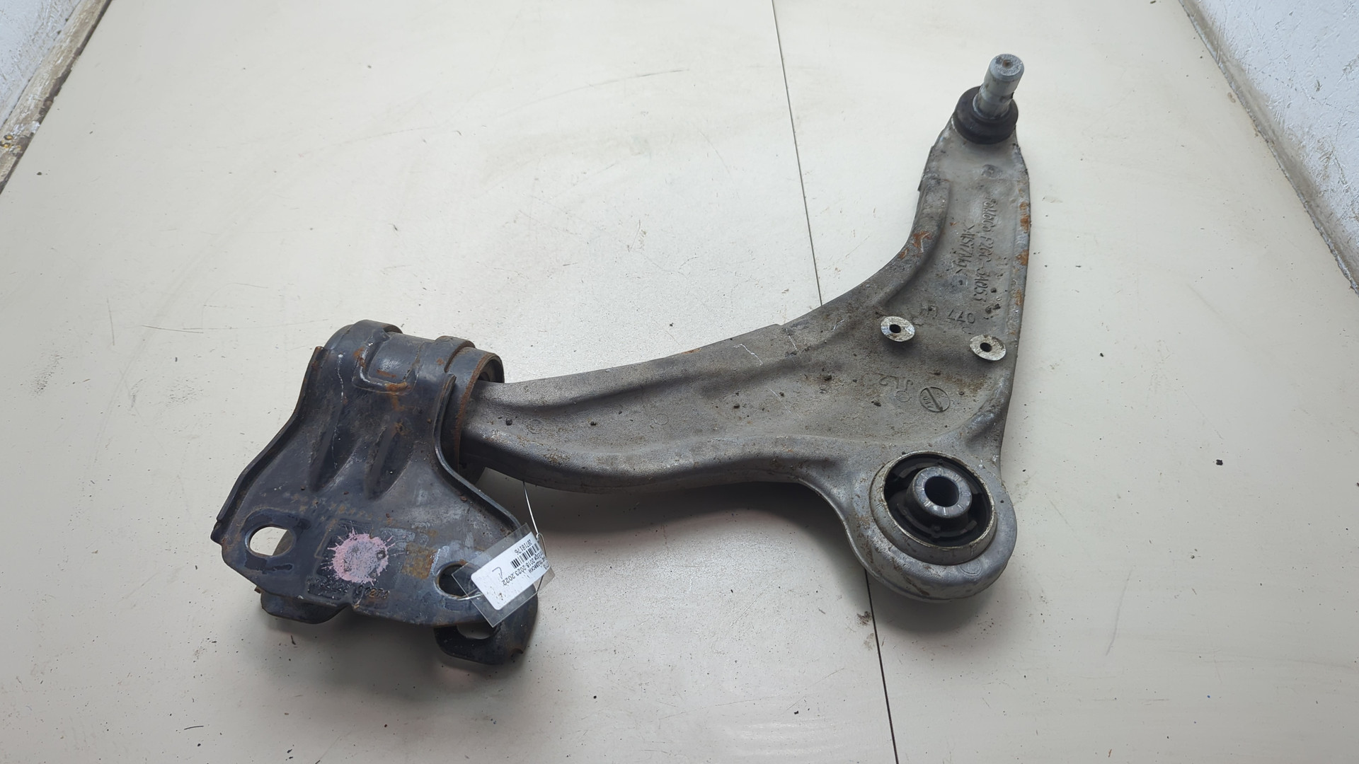 Рычаг передний левый