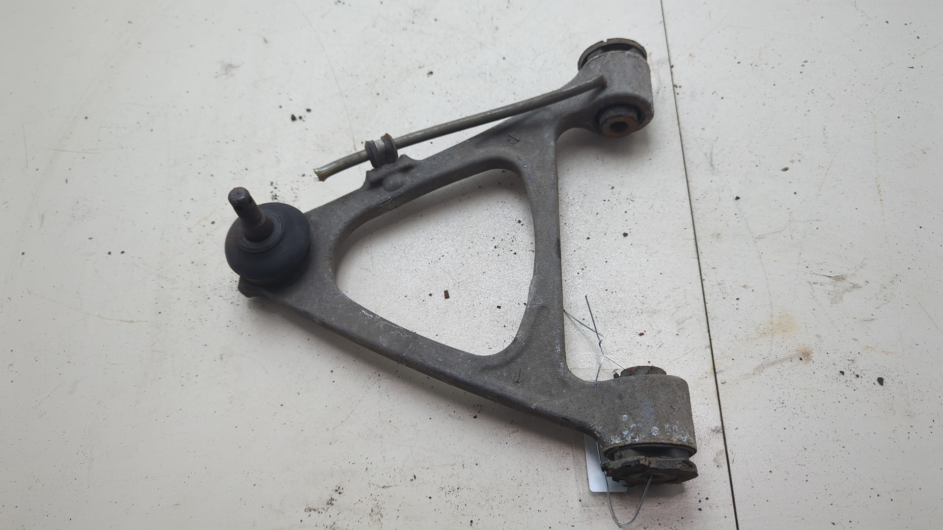 Рычаг передний левый