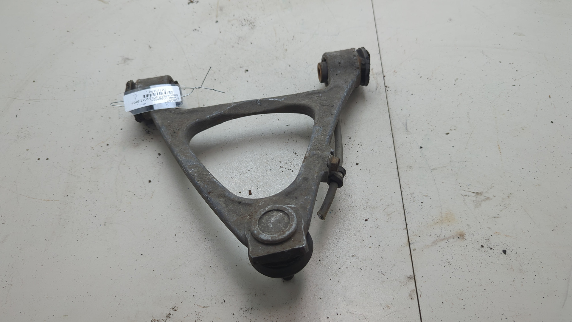 Рычаг передний левый