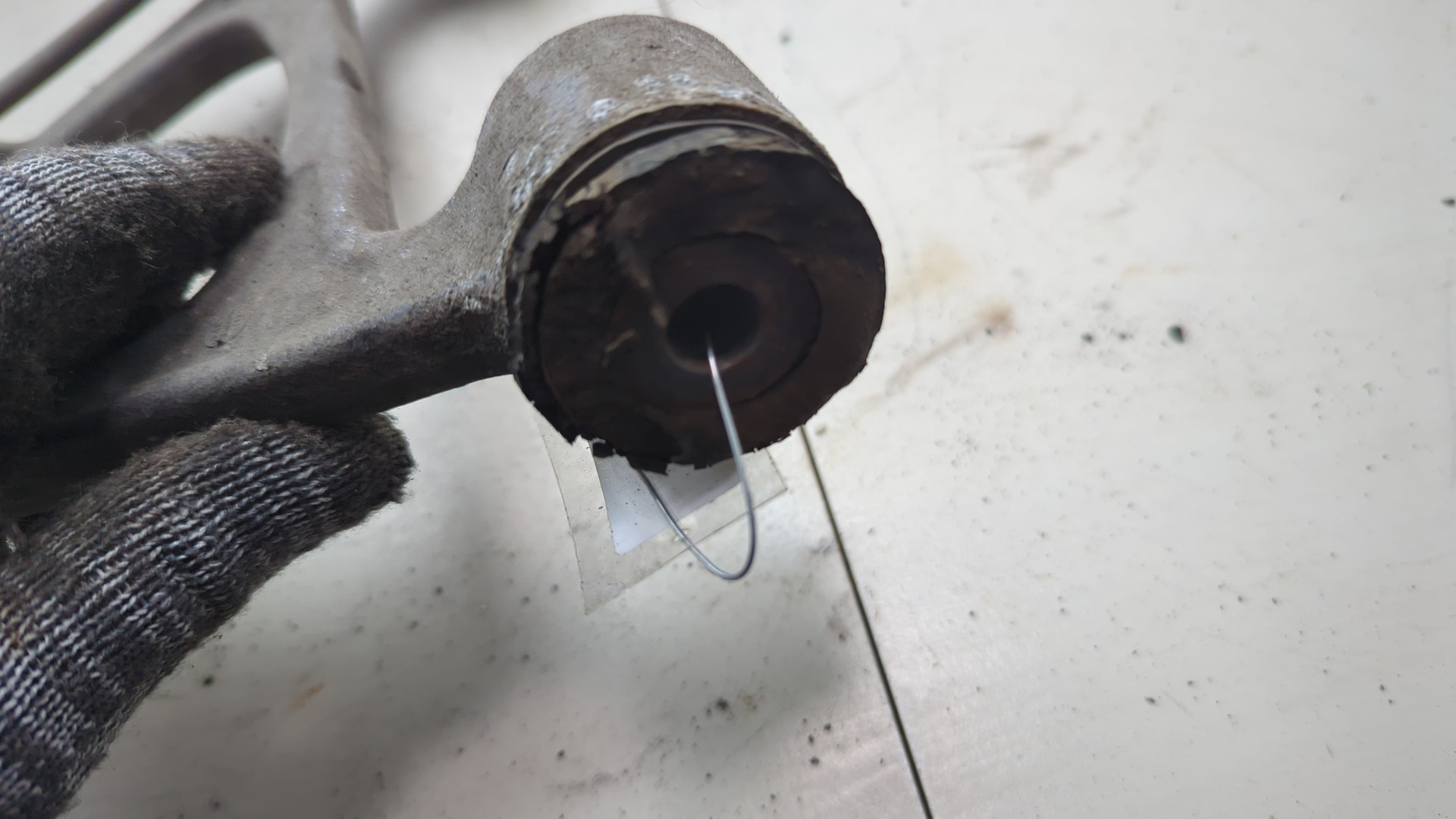 Рычаг передний левый