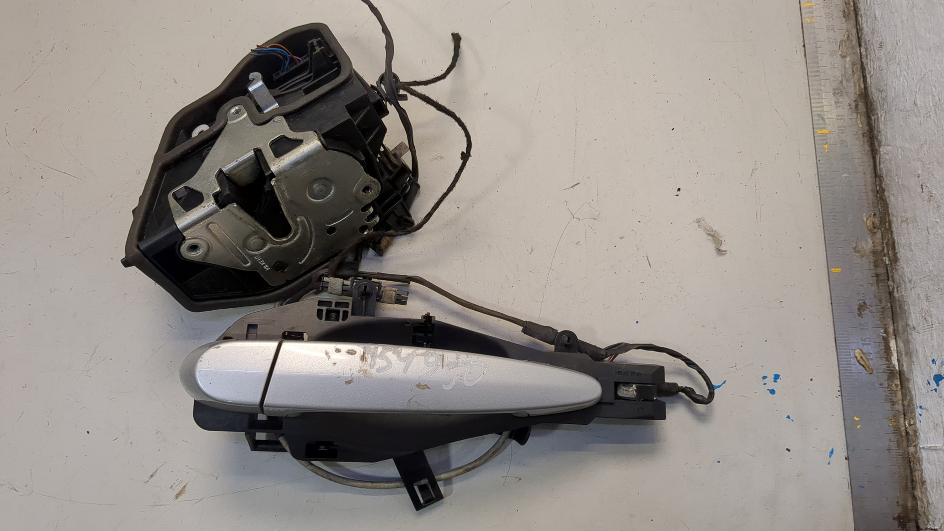 Замок двери задней левой