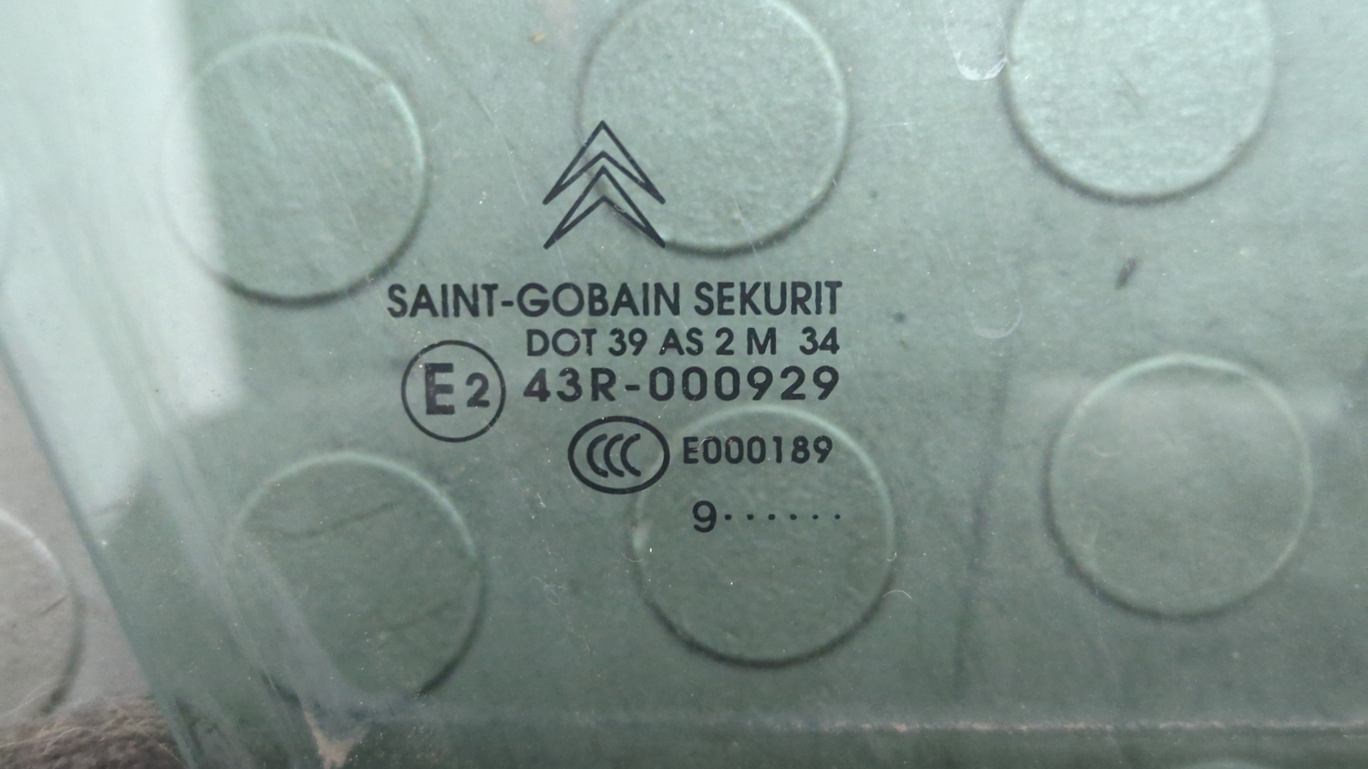 Стекло двери передней правой