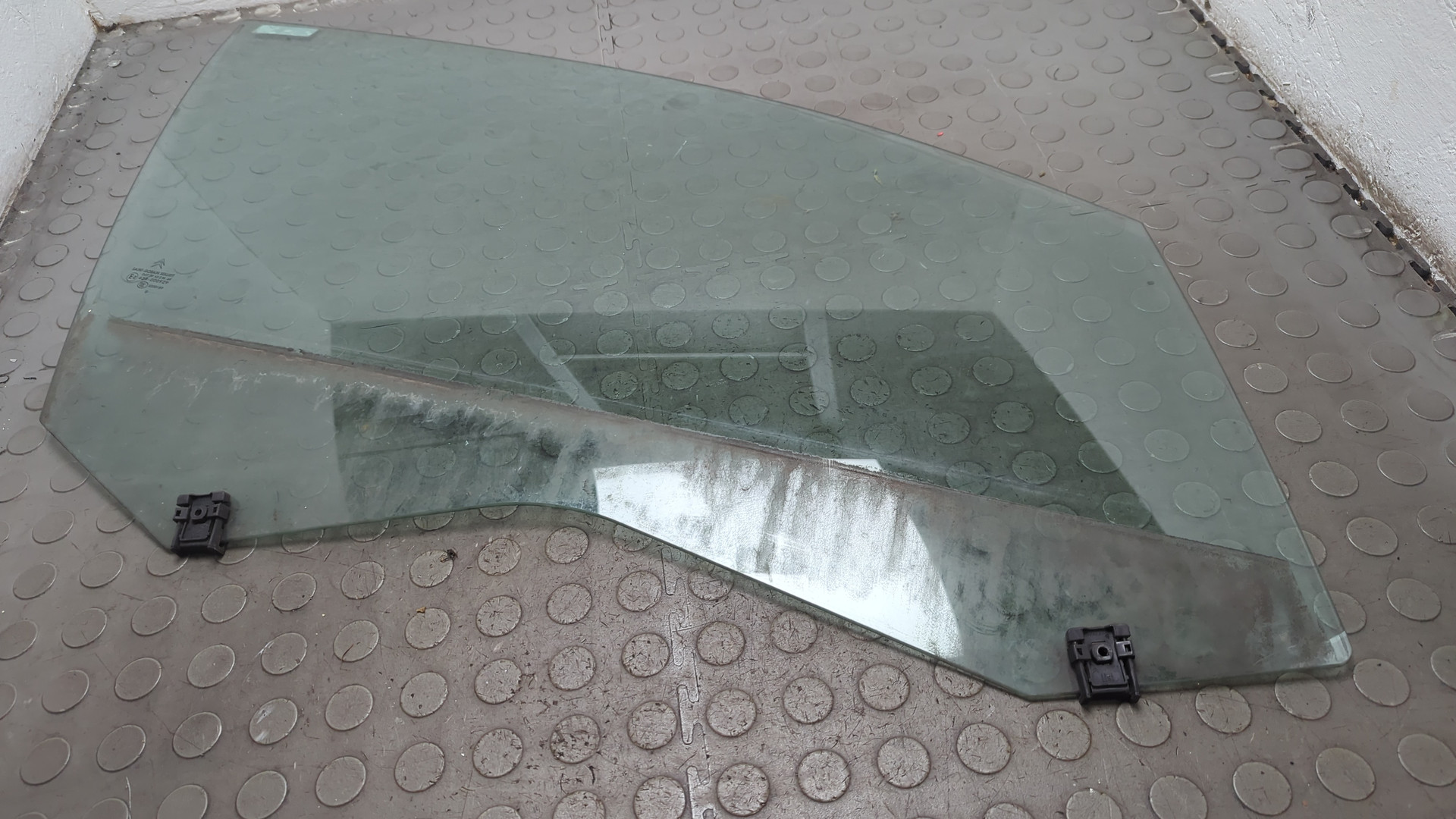 Стекло двери передней правой