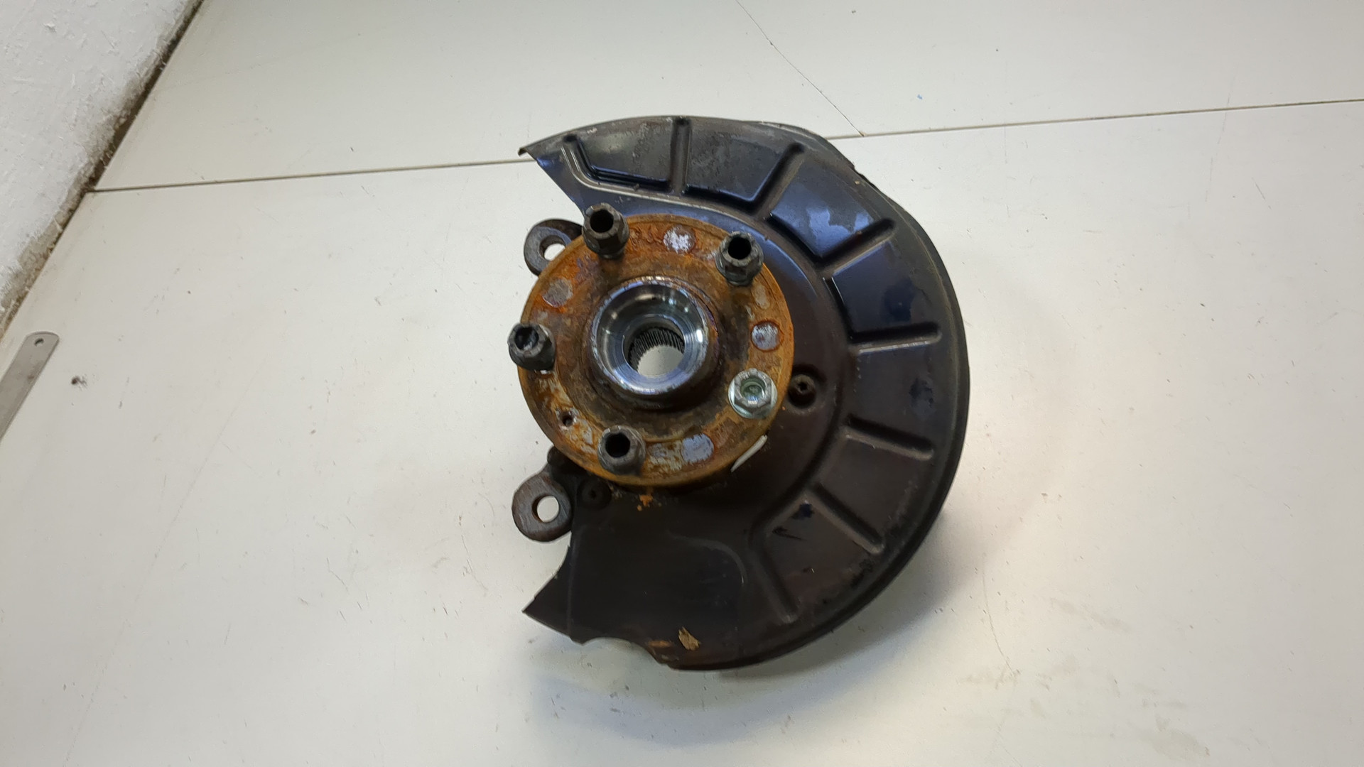 Кулак поворотный передний левый