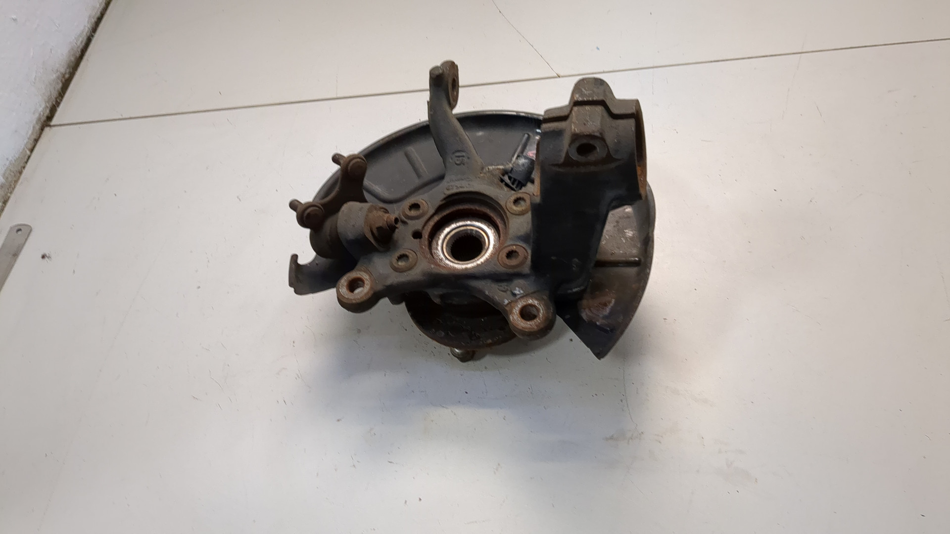 Кулак поворотный передний левый