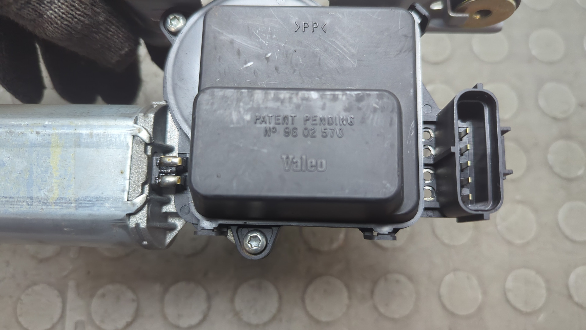 Моторчик стеклоочистителя задний для Liberty (KJ) 2001-2007