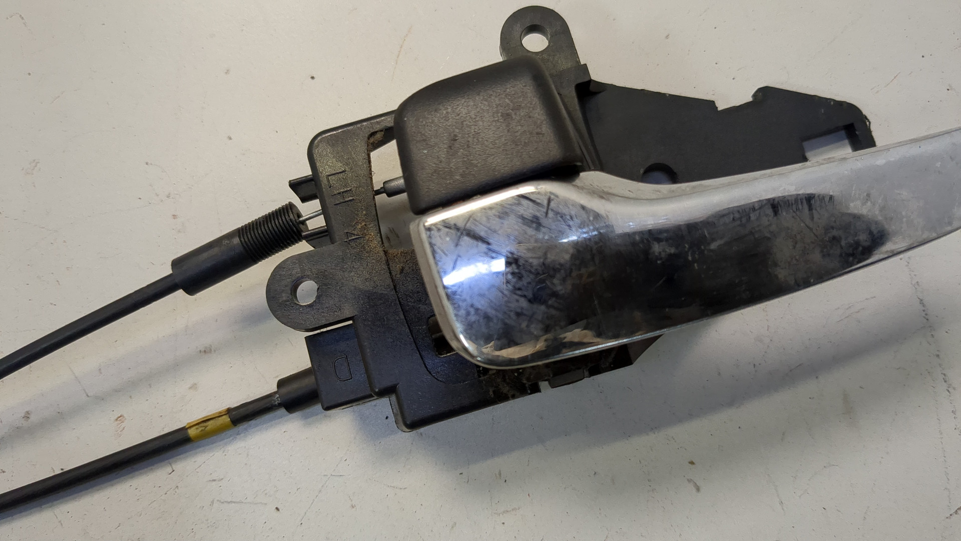 Замок двери передней левой