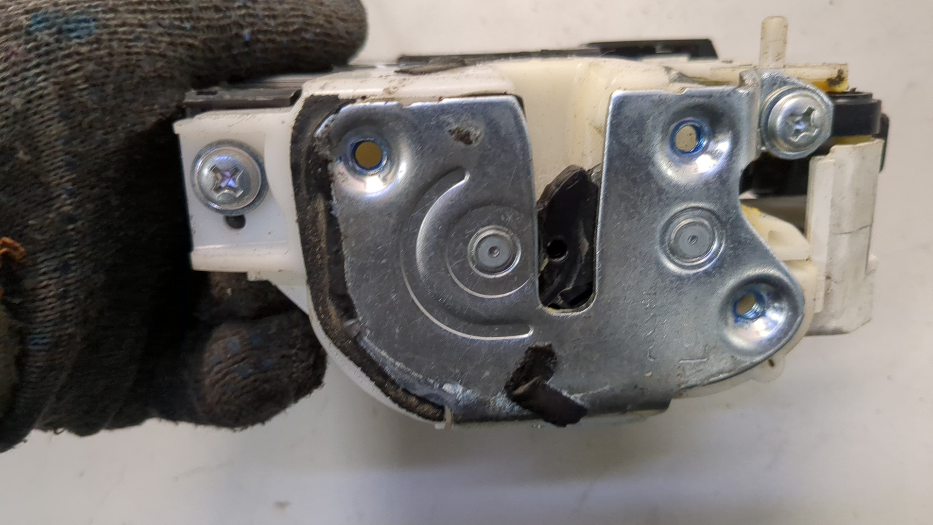 Замок двери передней левой