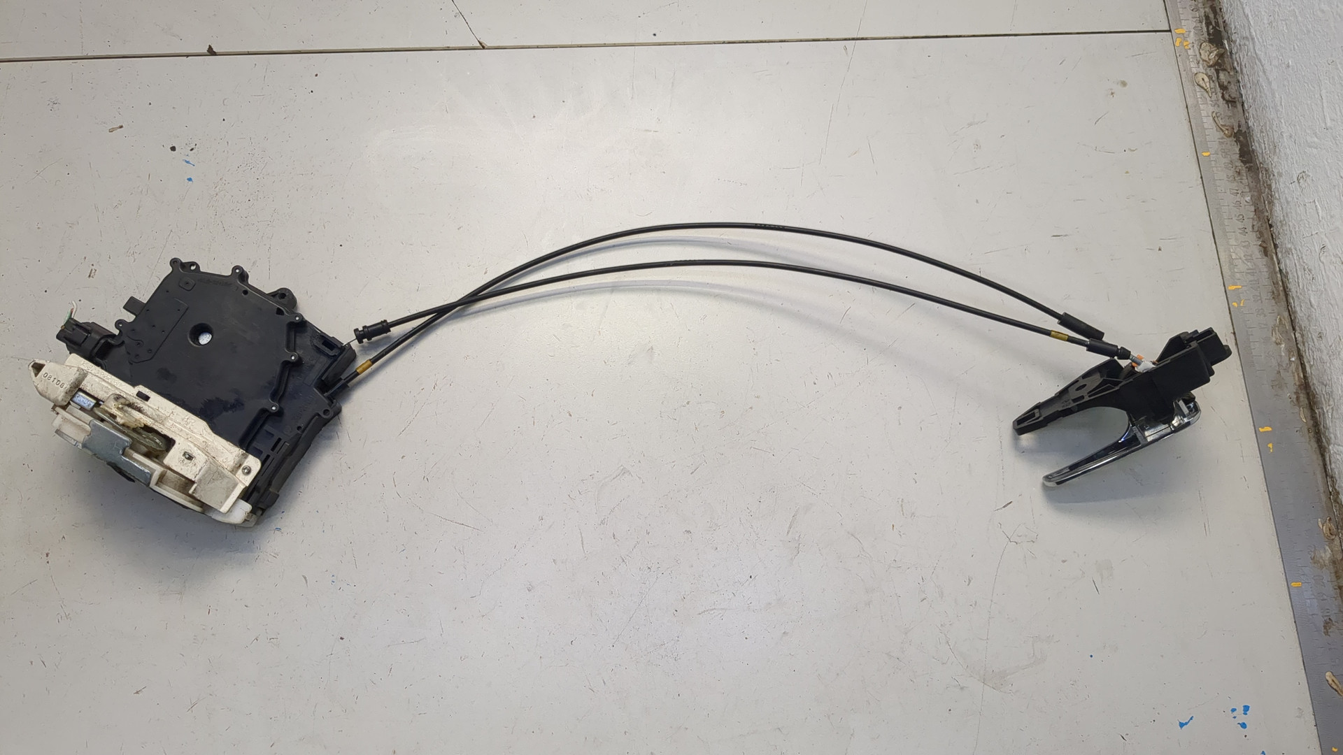 Замок двери передней левой