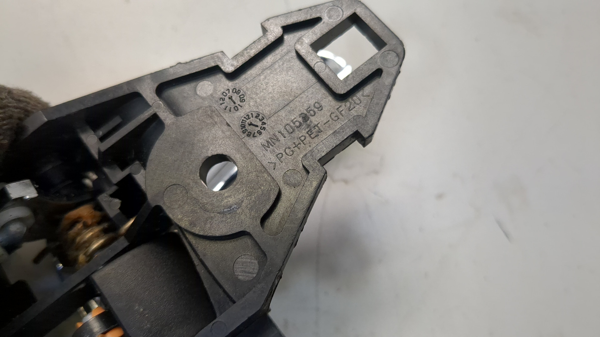 Замок двери передней левой