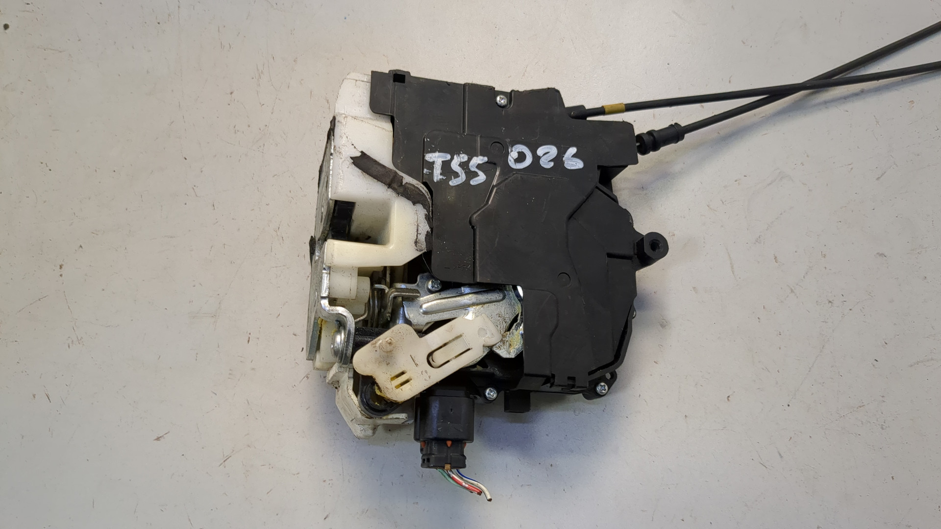 Замок двери передней левой