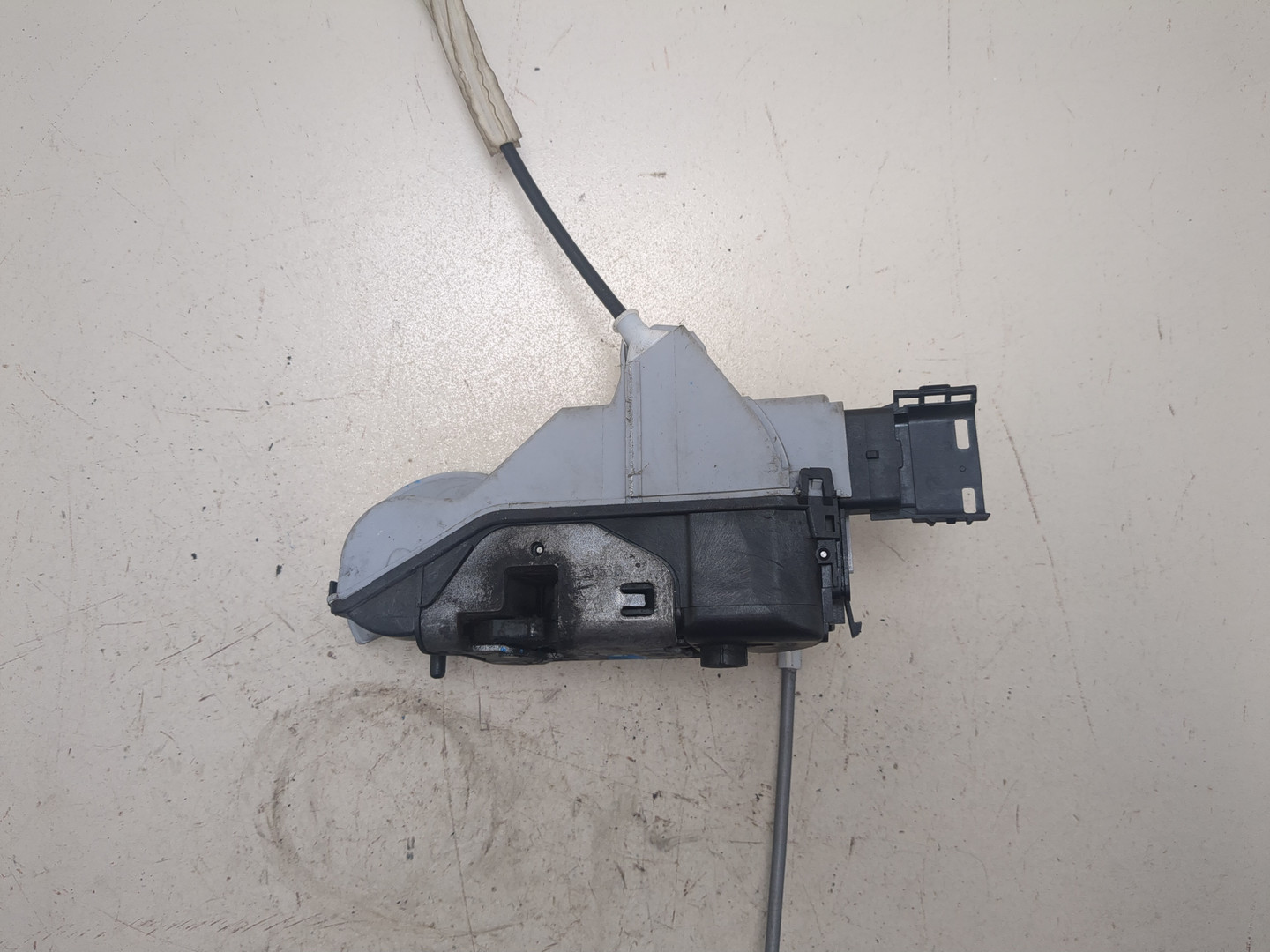 Замок двери передней левой