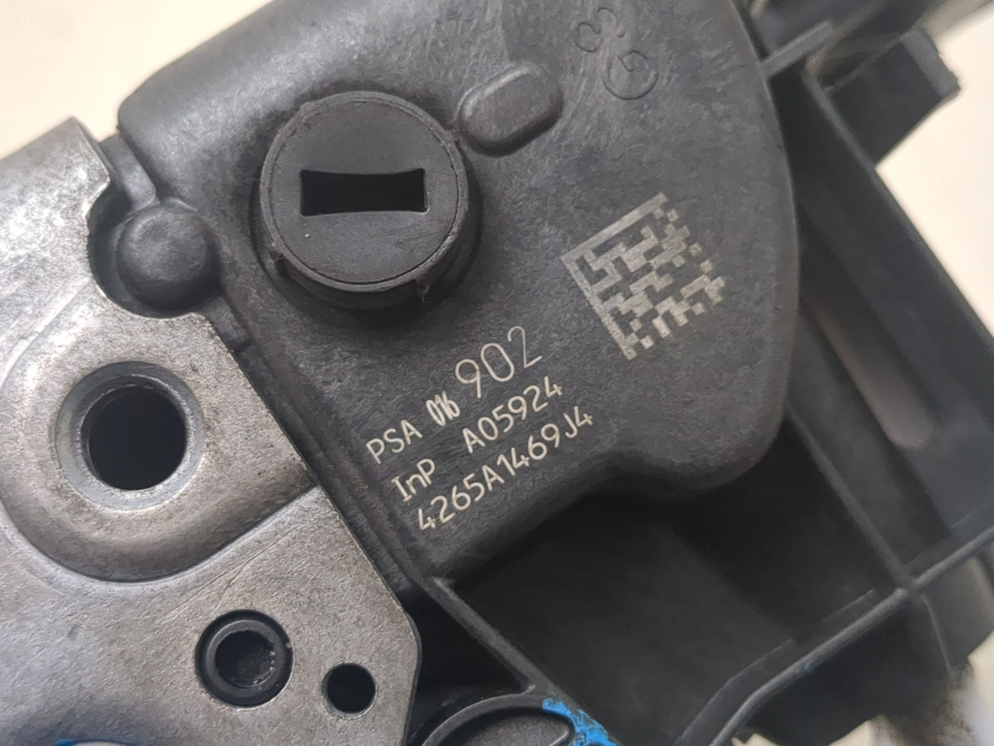 Замок двери передней левой