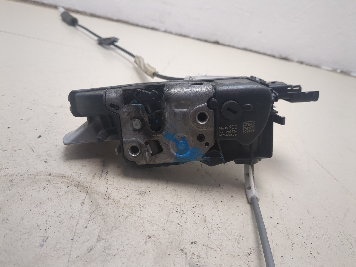 Замок двери передней левой