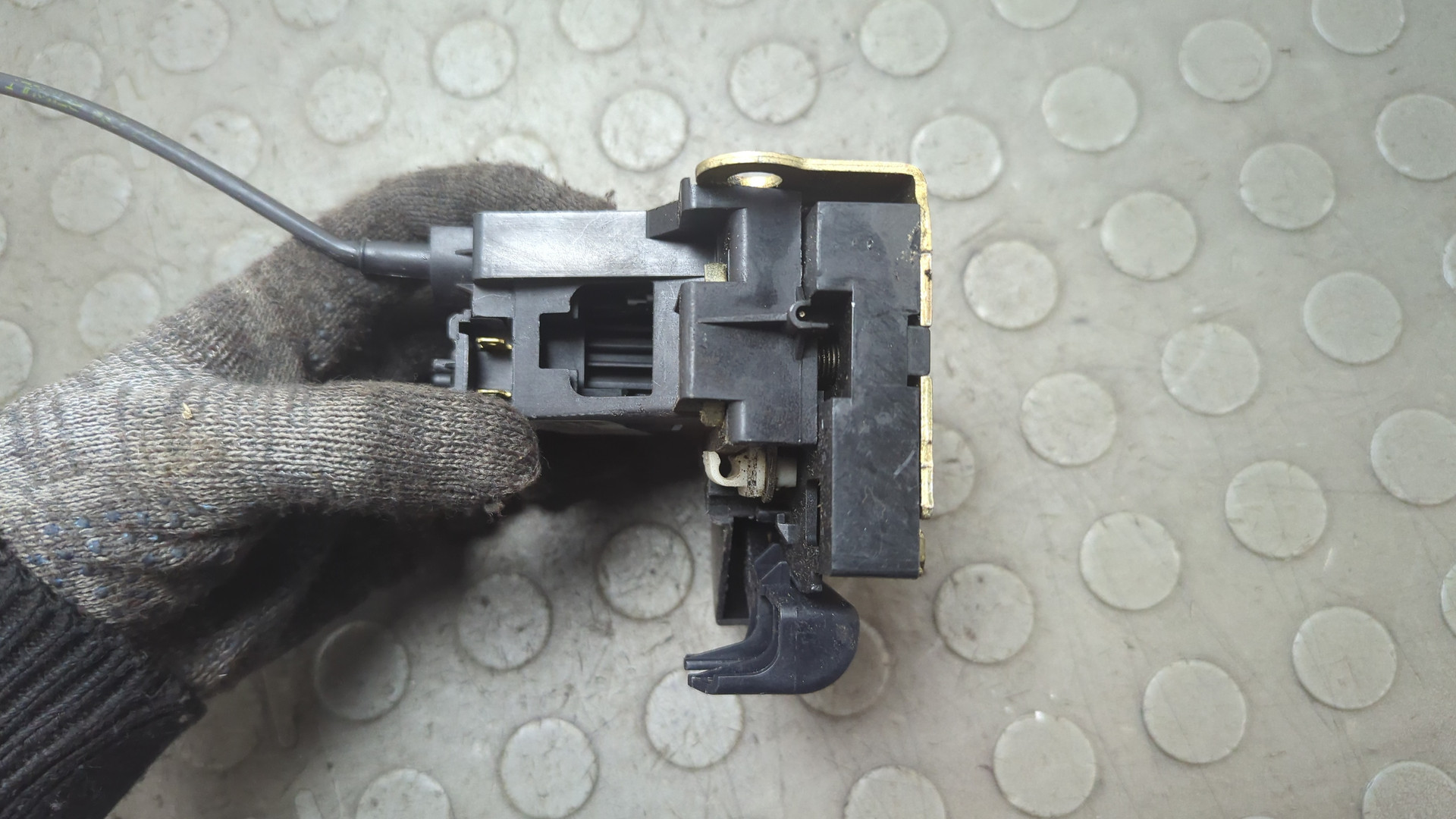 Замок двери передней правой