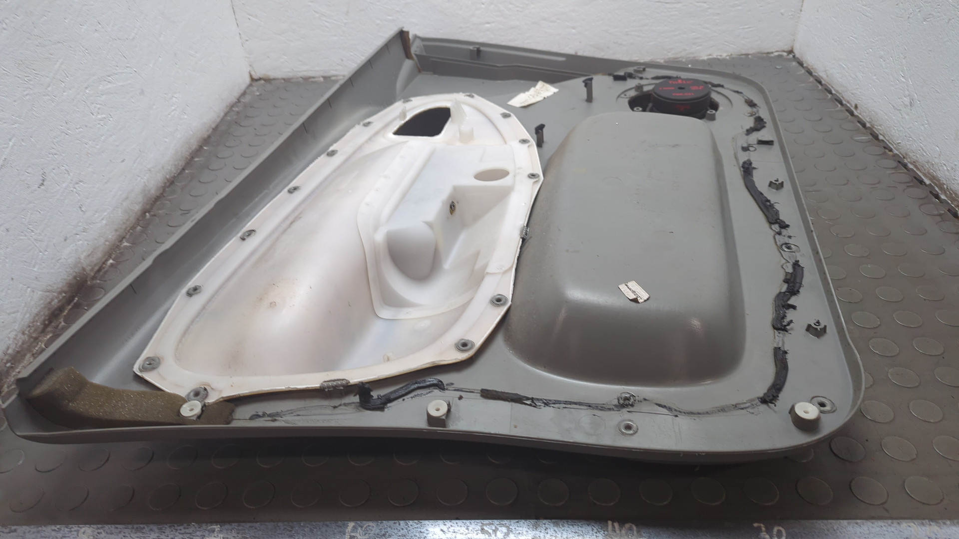 Обшивка двери передней правой