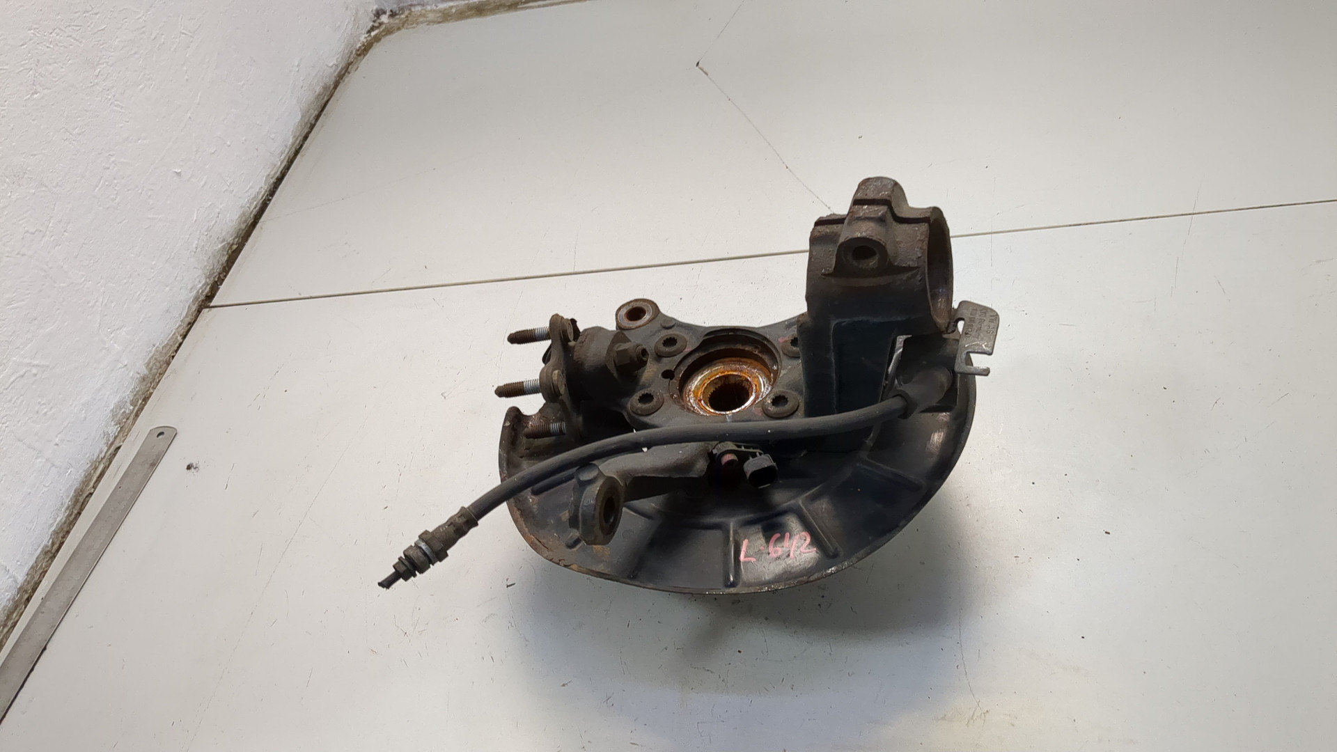 Кулак поворотный передний правый