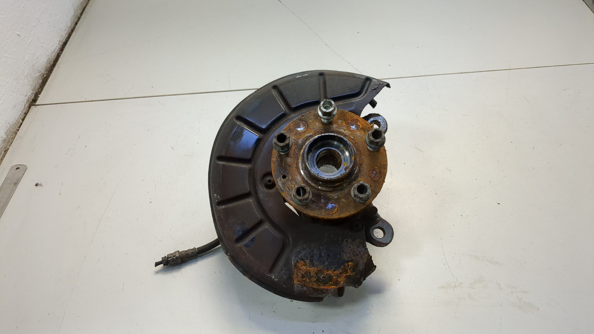 Кулак поворотный передний правый