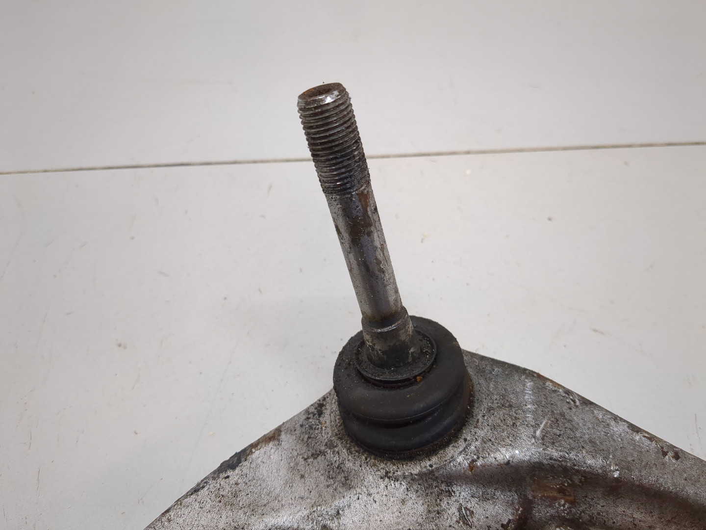 Рычаг передний правый