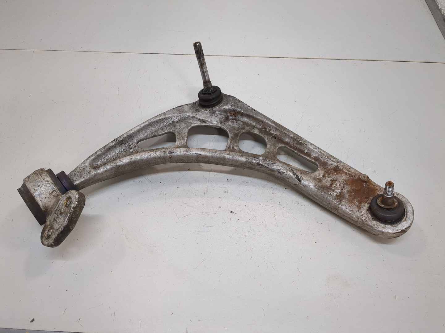 Рычаг передний правый