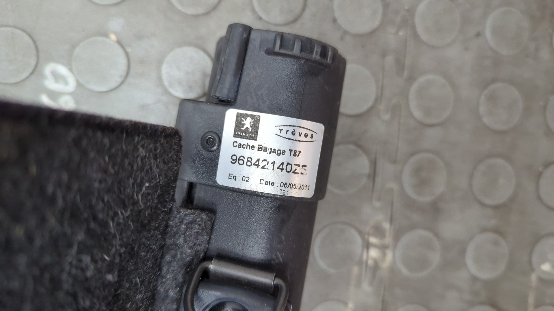 Шторка багажника