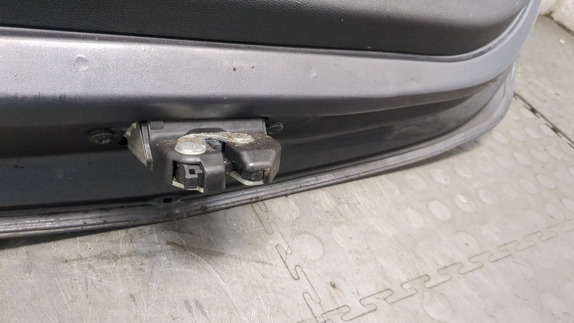 Дверь багажника