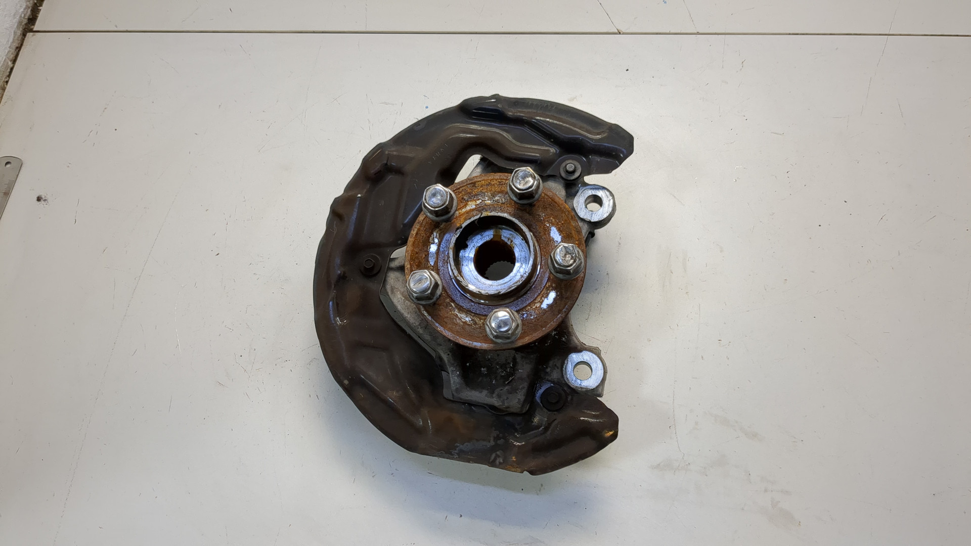 Кулак поворотный передний правый