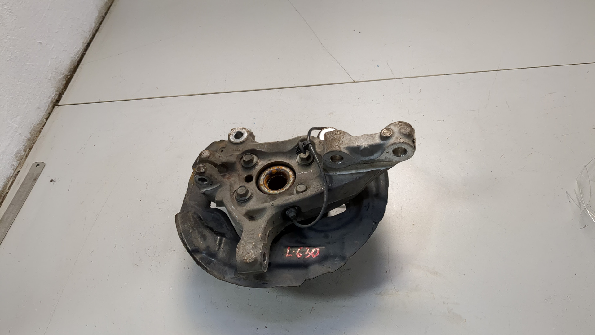 Кулак поворотный передний правый