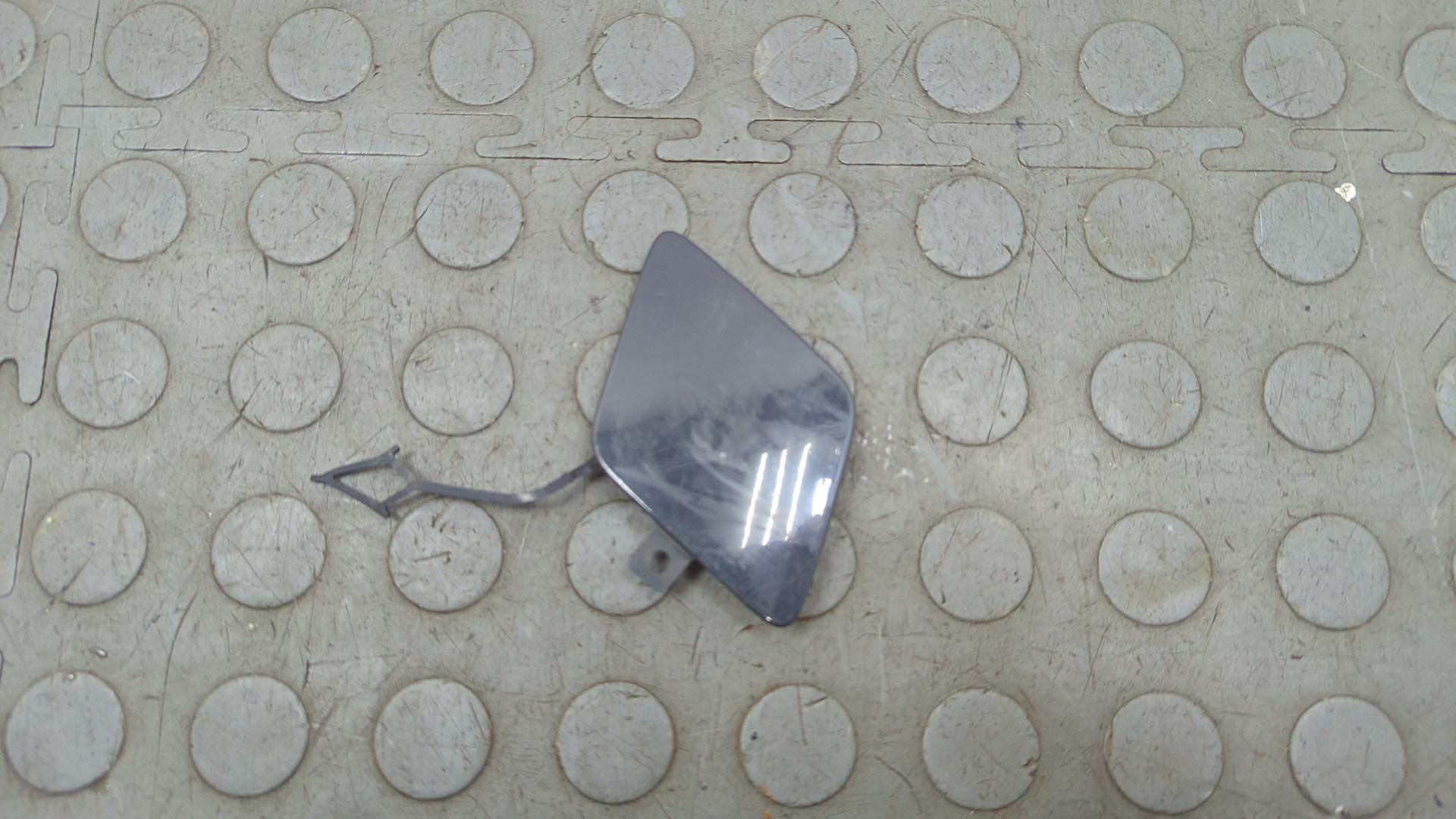 Заглушка буксировочного крюка