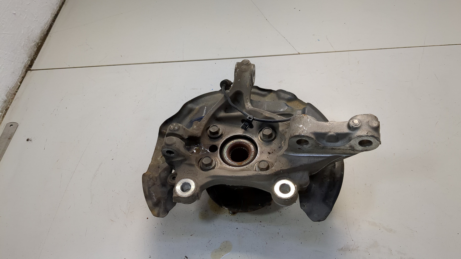 Кулак поворотный передний левый