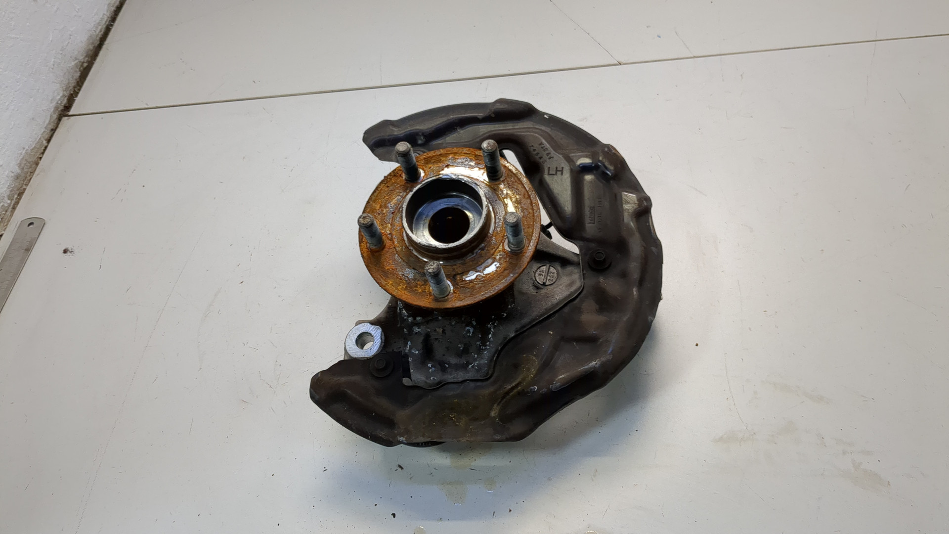 Кулак поворотный передний левый