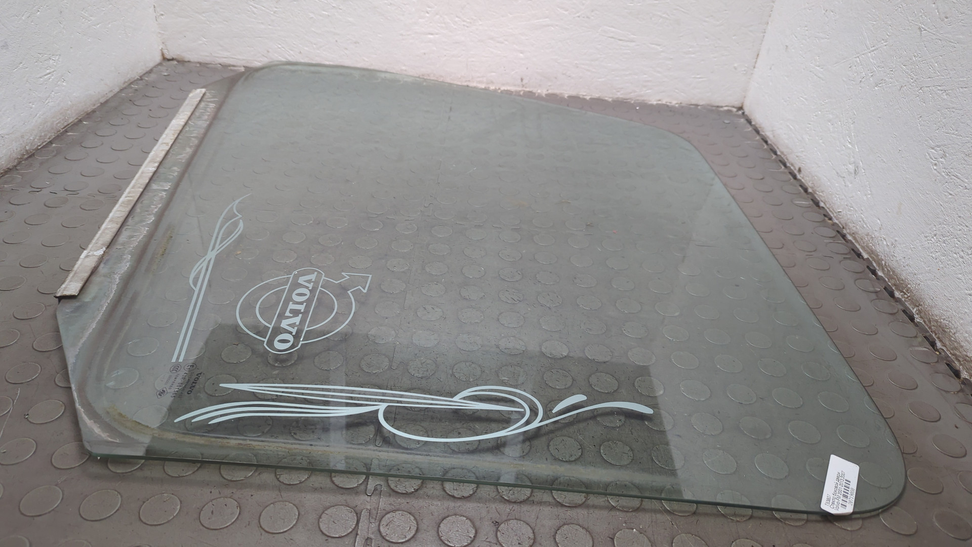 Стекло двери передней левой