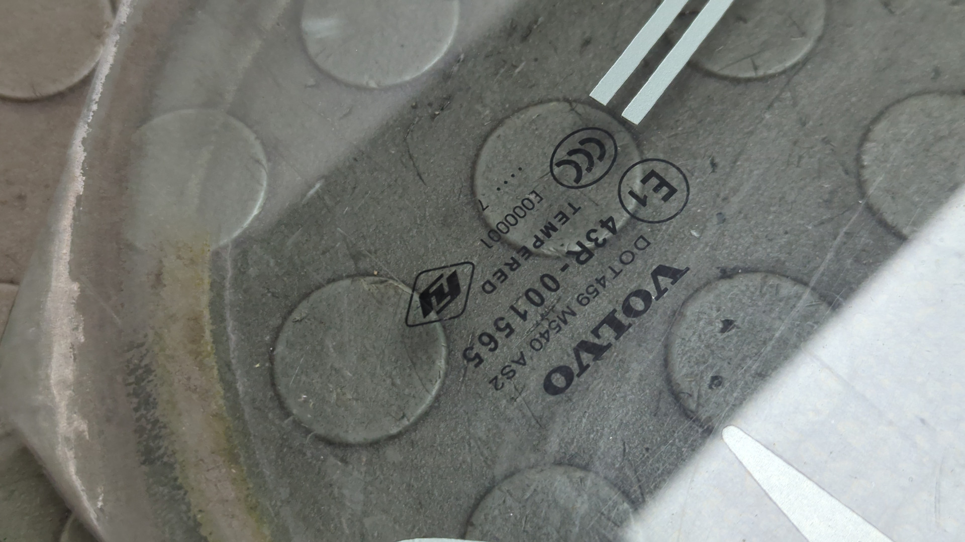 Стекло двери передней левой