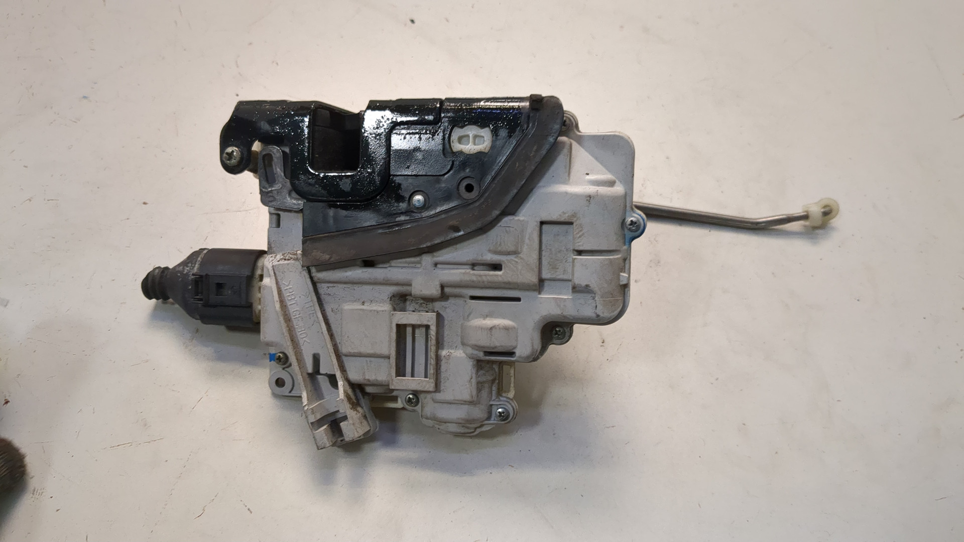 Замок двери передней левой